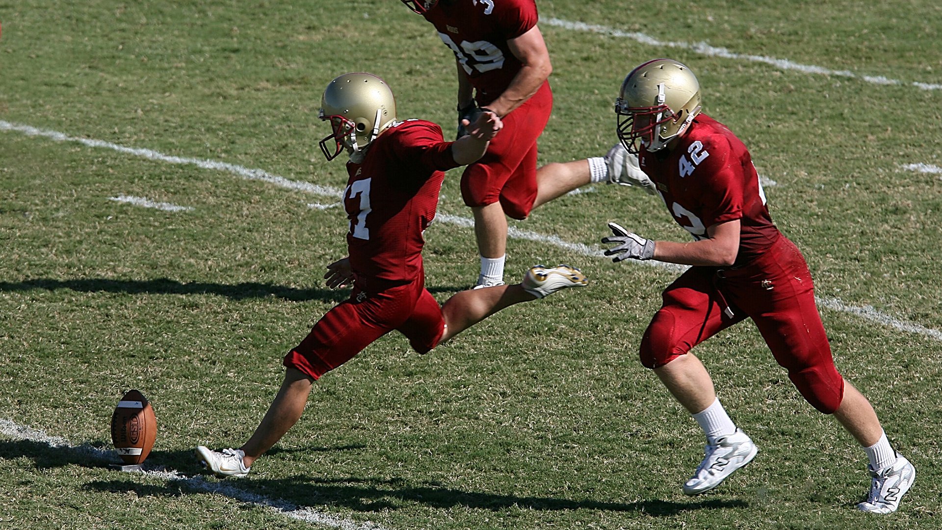 场上激战:两队攻防转换频繁,精彩纷呈!,球场激战